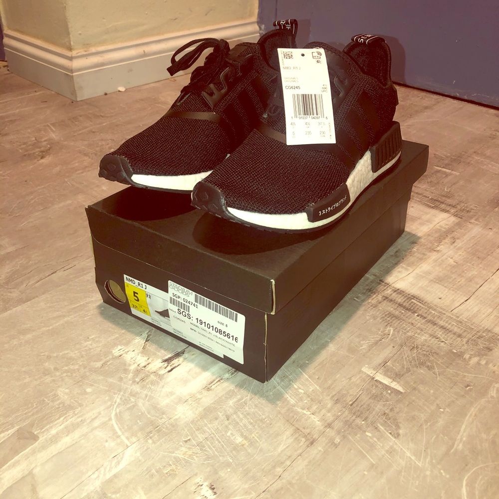 ADIDAS NMD R1- sz 4.5, 5